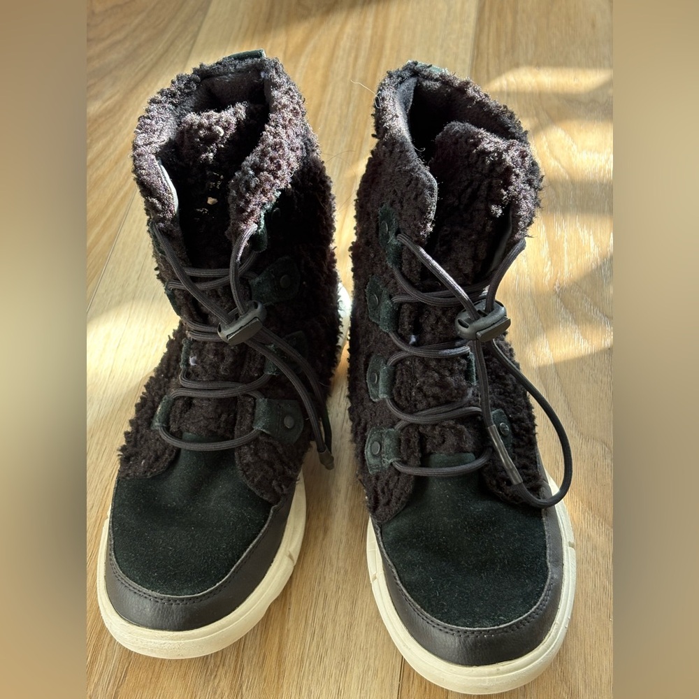 Sorel - Girls Explorer Cozy Cold-Weather Boots - Black & White - Size 5 - Picture 2 of 9